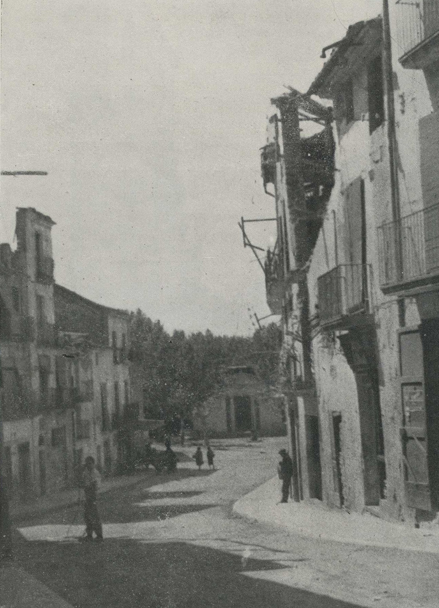 Fotografia antiga del carrer la bassa amb gent passejant